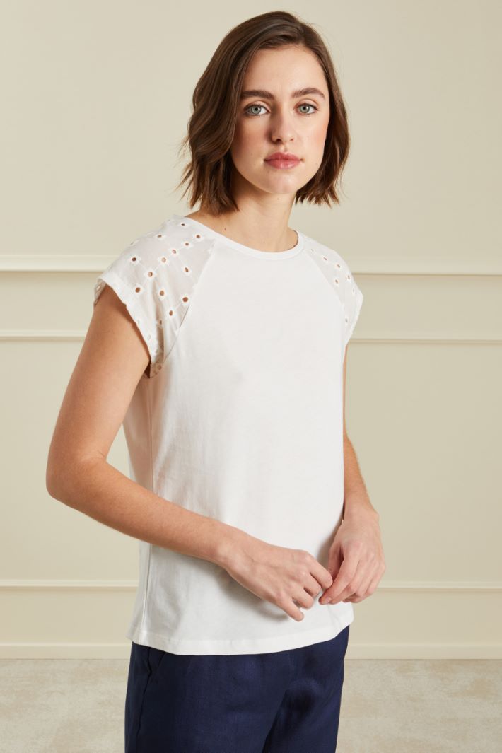 Jersey and broderie anglaise T-shirt Intrend