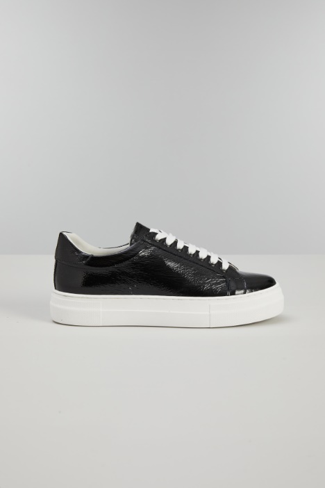 Patent leather sneakers Intrend