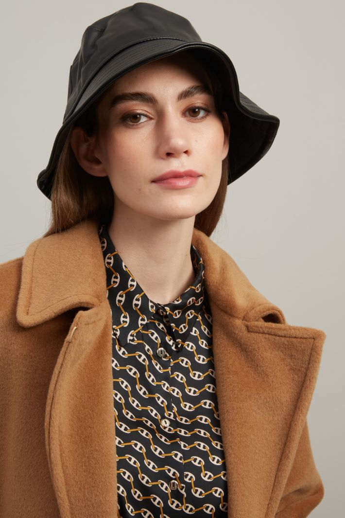 Faux leather hat Intrend