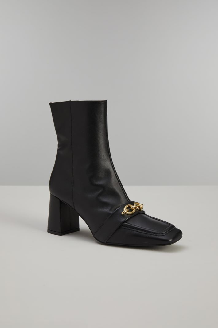 Ankle boots with chain details Intrend - 2