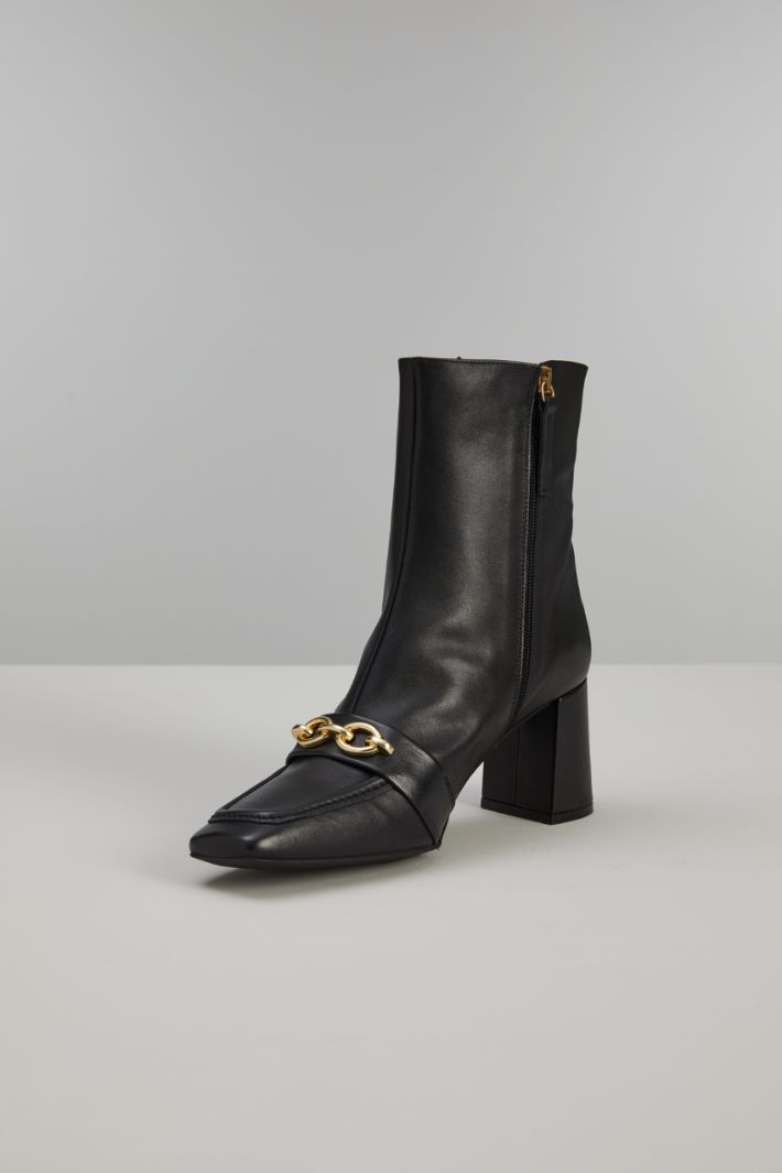 Ankle boots with chain details Intrend - 3