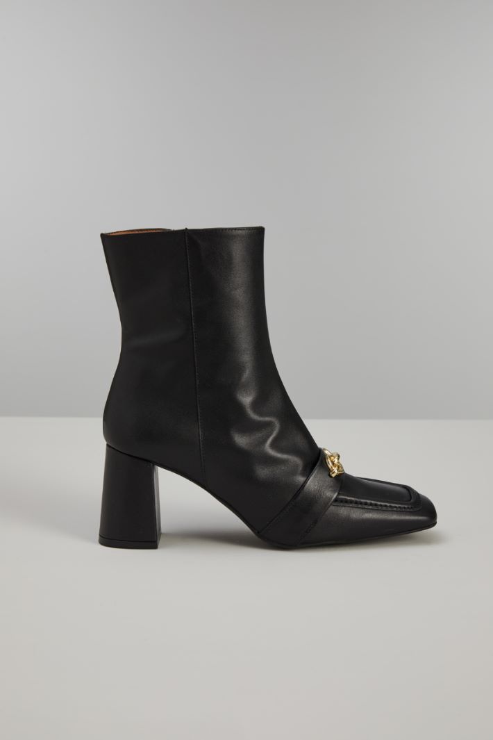 Ankle boots with chain details Intrend