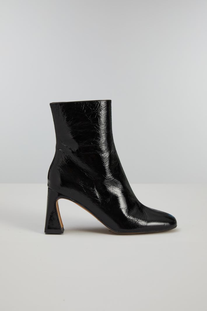 Ankle boots in patent leather Intrend