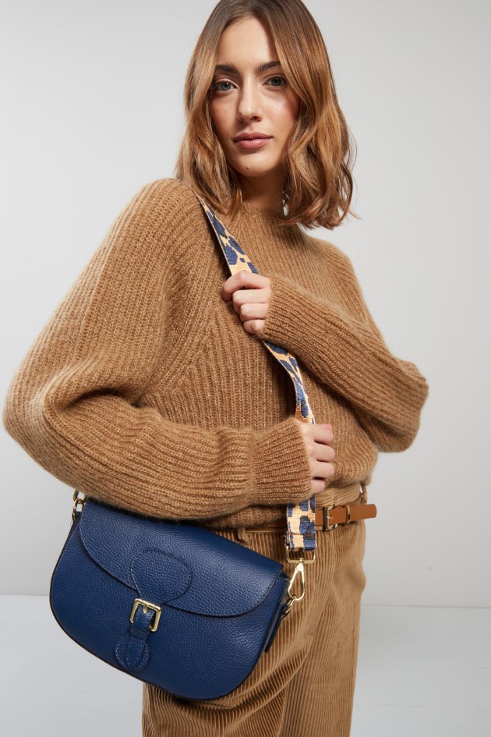 Hammered leather crossbody bag, blue gold beige Intrend