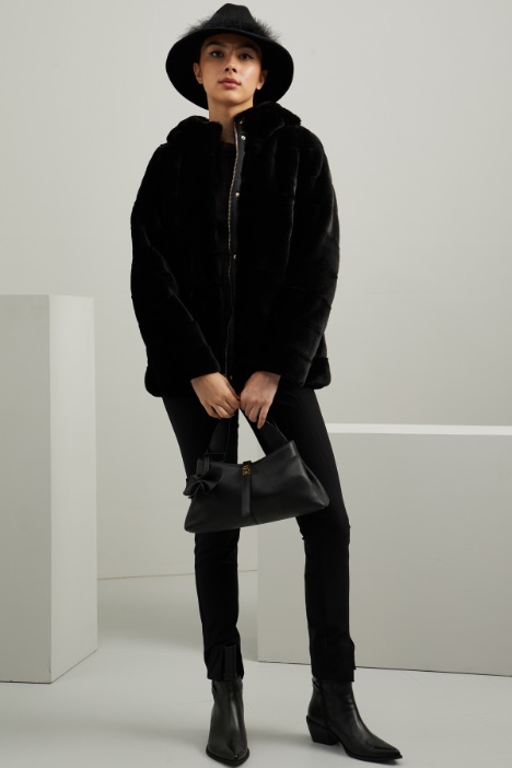 Fedora de lana con plumas