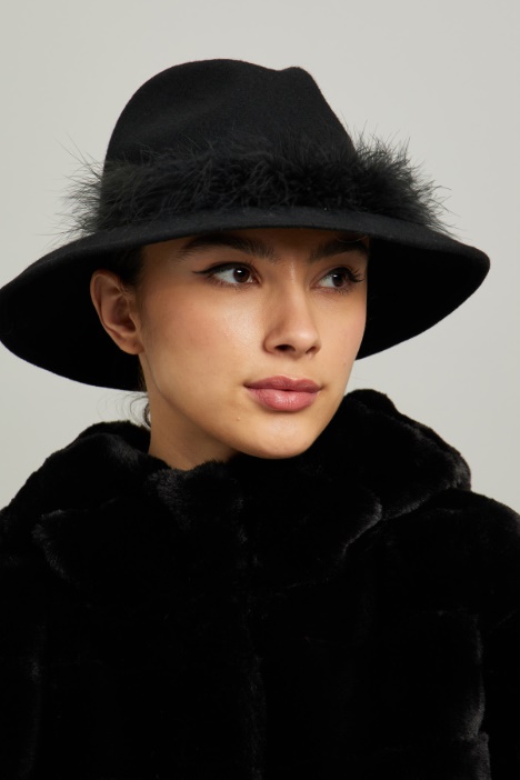 Feather-embellished wool hat Intrend