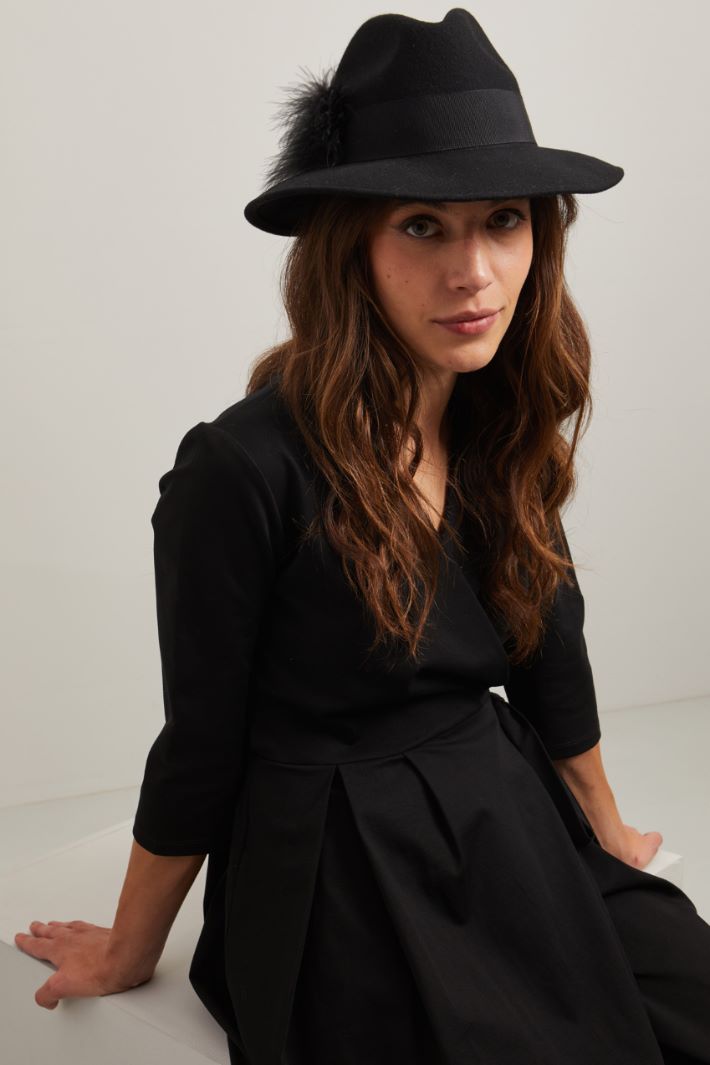 Fedora hat with ribbon and feathers Intrend - 2