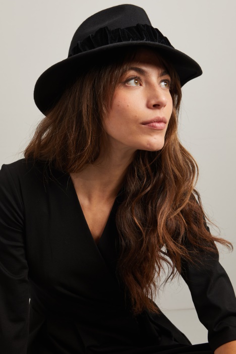 Fedora con nastro in velluto