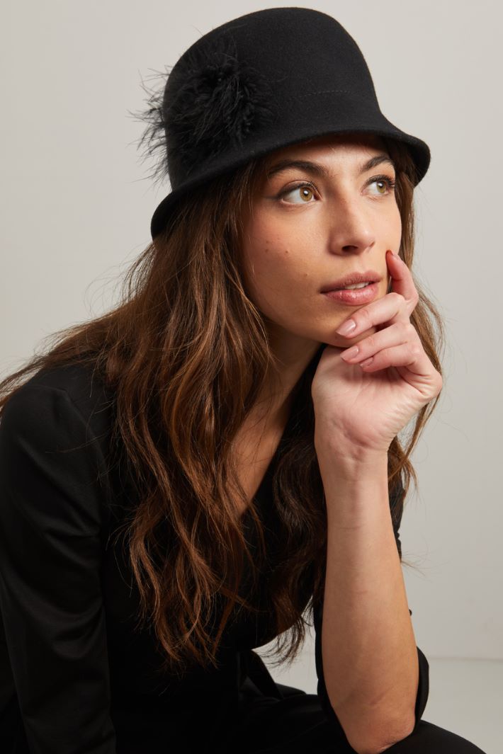 Feather-detailed wool hat Intrend - 2