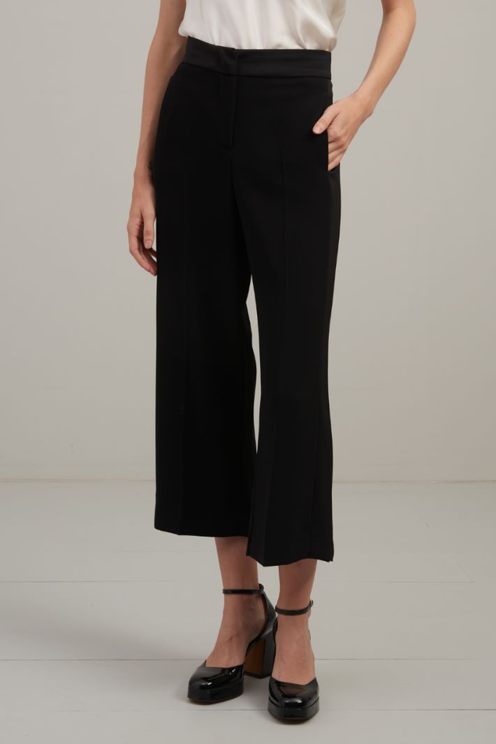 Cropped trousers in crepe fabric Intrend - 2