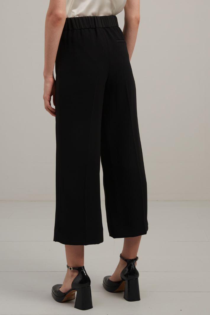 Cropped trousers in crepe fabric Intrend - 3