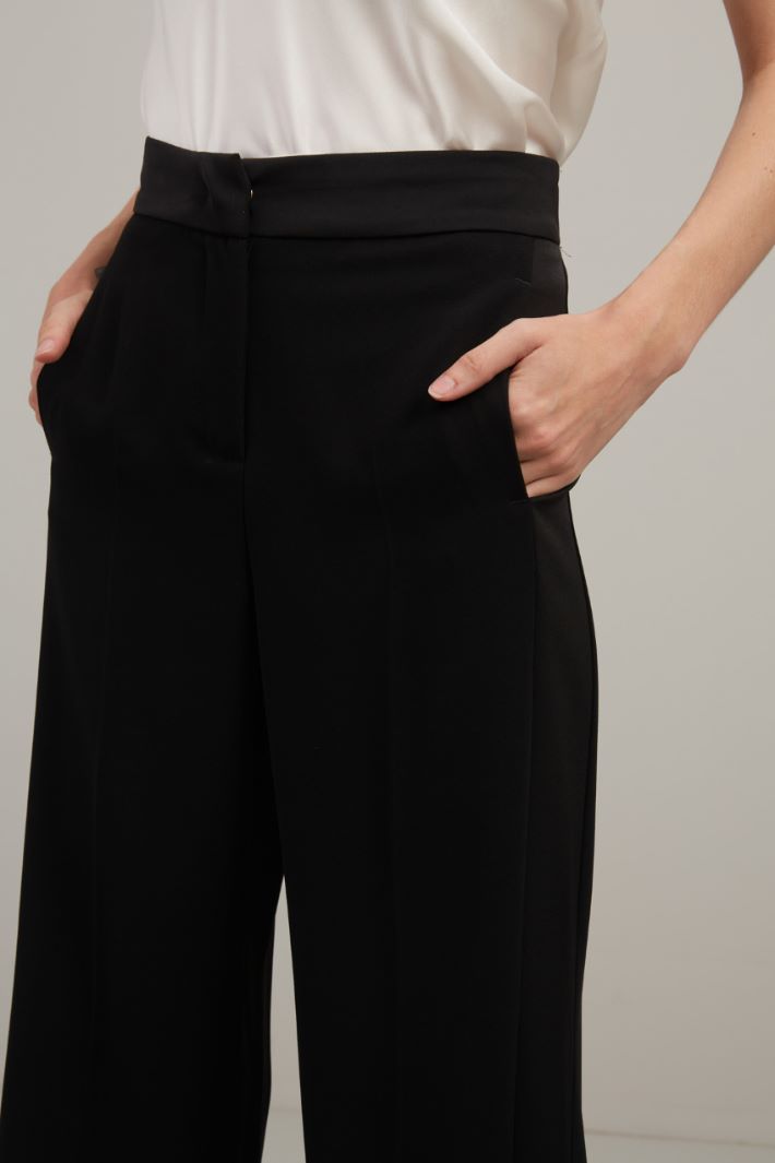 Cropped trousers in crepe fabric Intrend - 4