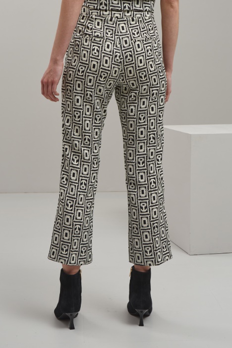 Pantaloni flare