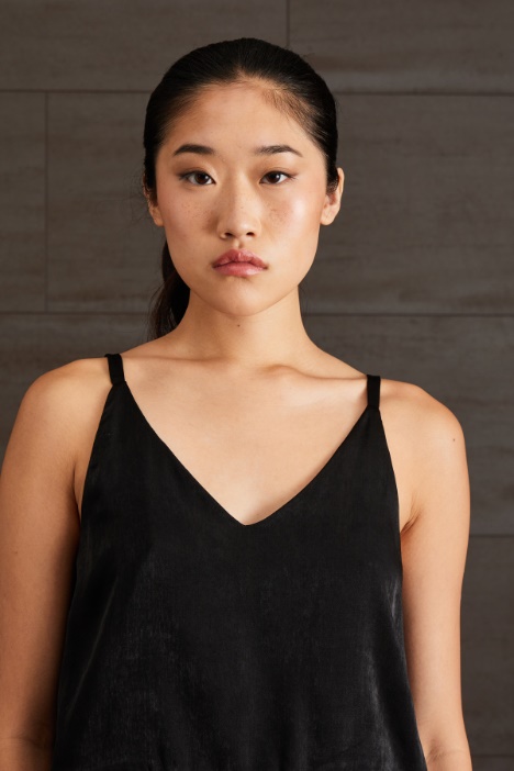 Top in raso con piume