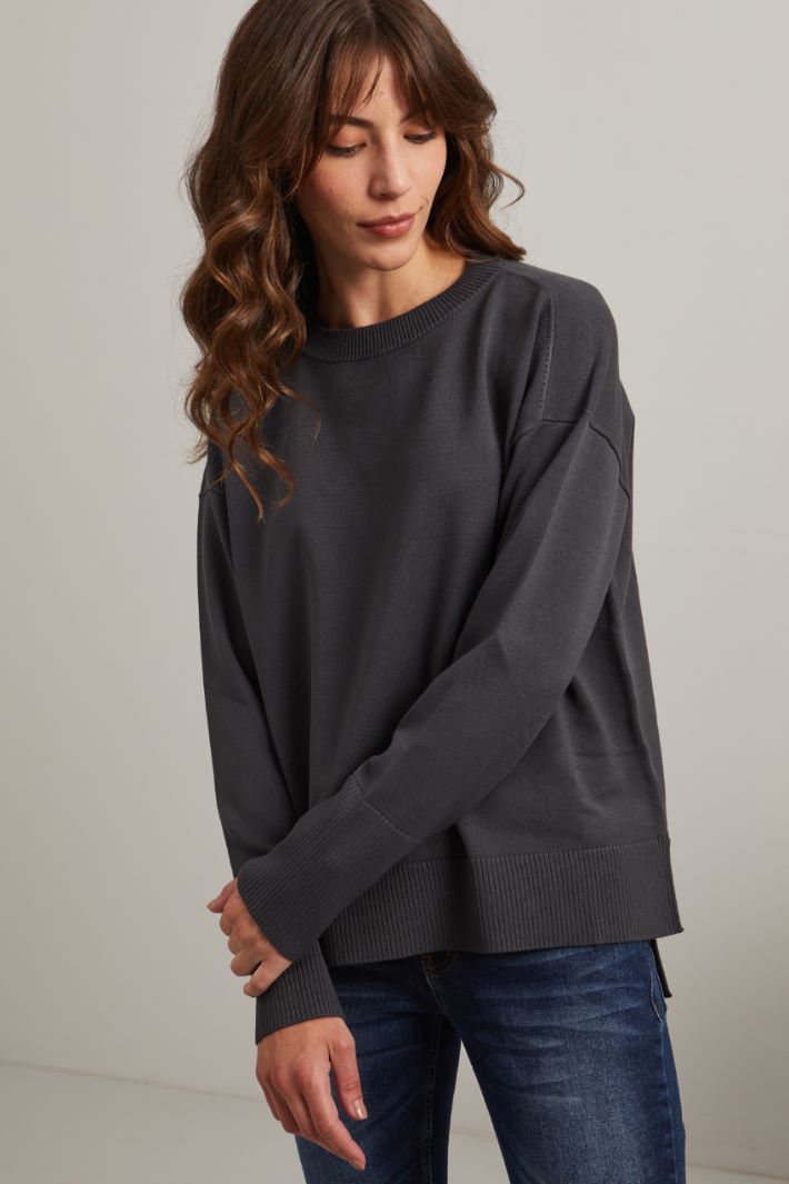 Slit-detailed sweater Intrend