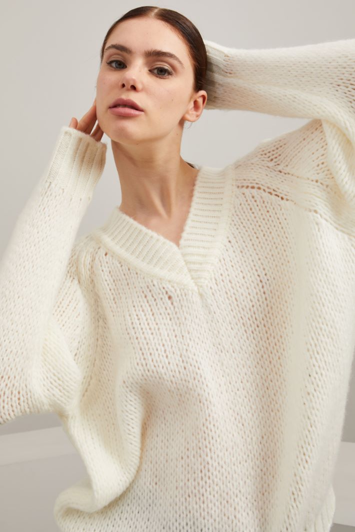 V-neck wool sweater Intrend