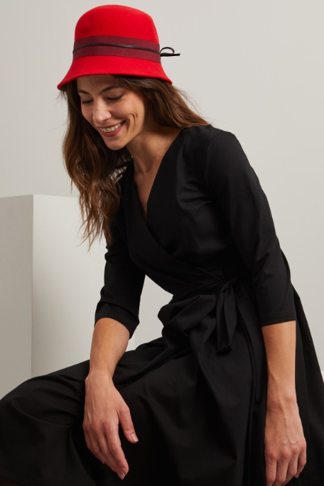 Cloche in lana con nastro