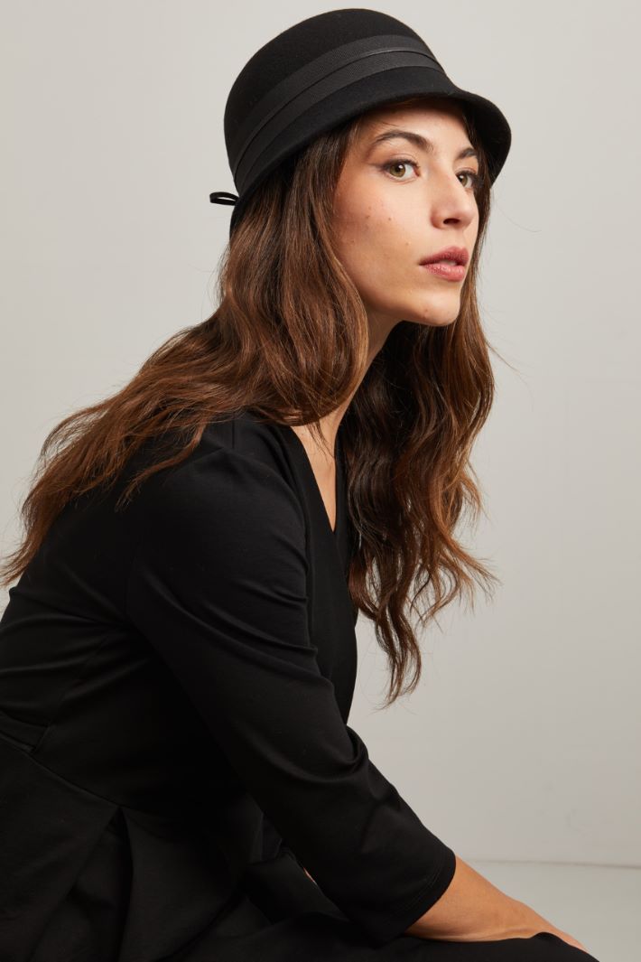 Ribbon-embellished cloche hat Intrend - 2