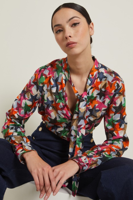 Blusa con collo a foulard