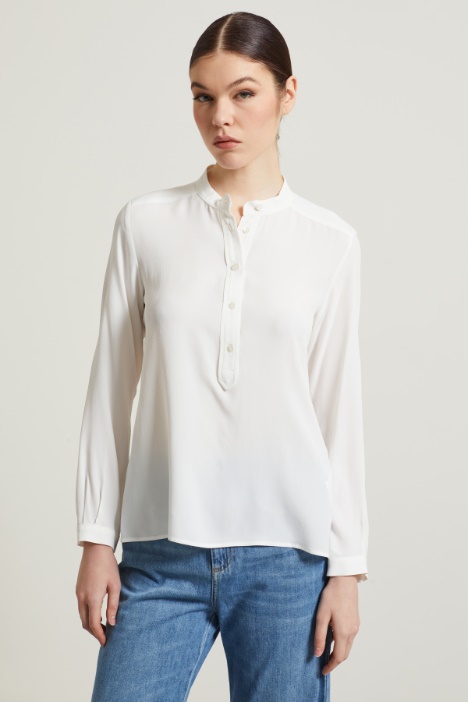 Blusa con collo alla coreana Intrend