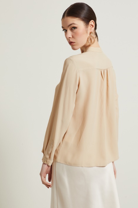 Blusa con collo alla coreana Intrend - 2