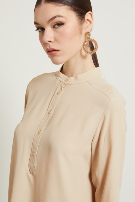 Blusa con collo alla coreana