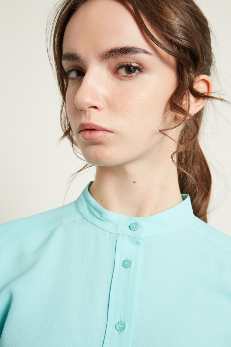 Blusa con collo alla coreana