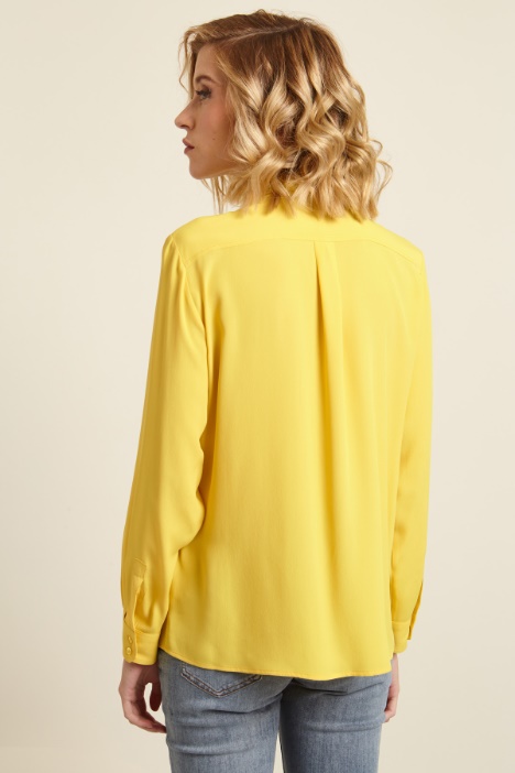 Camicia con tasche applicate