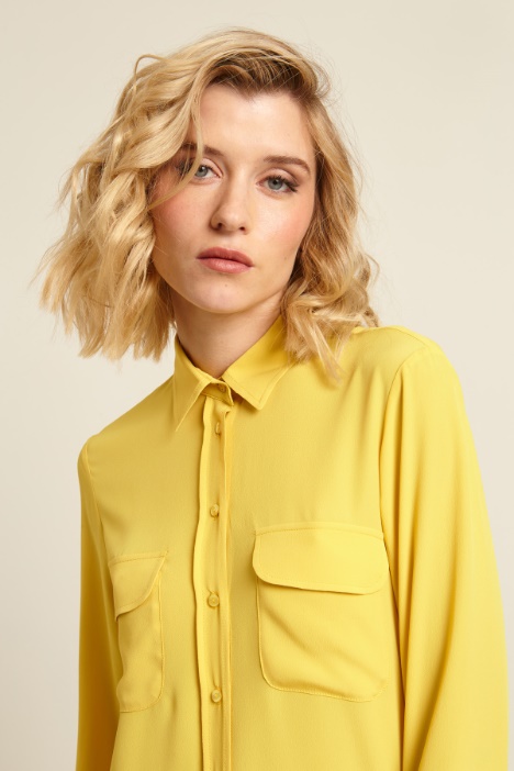 Camicia con tasche applicate