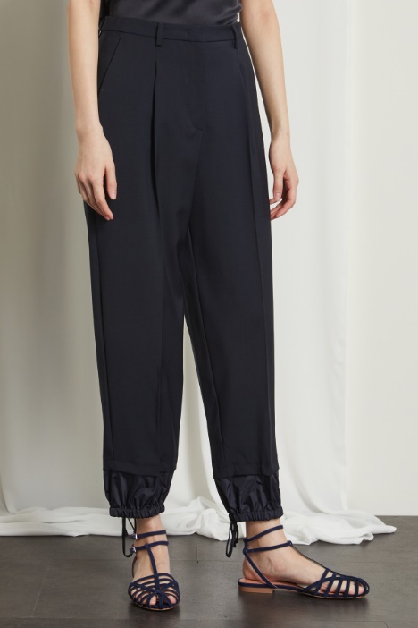 Pantaloni con inserti al fondo
