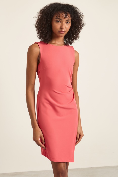 Abito smanicato con drappeggio