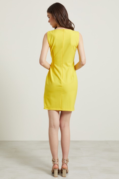 Abito smanicato con drappeggio