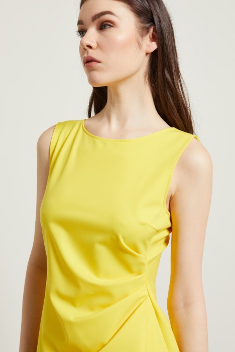 Abito smanicato con drappeggio