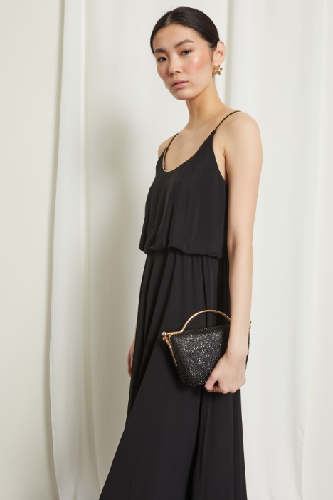 Abito con strass sullo scollo