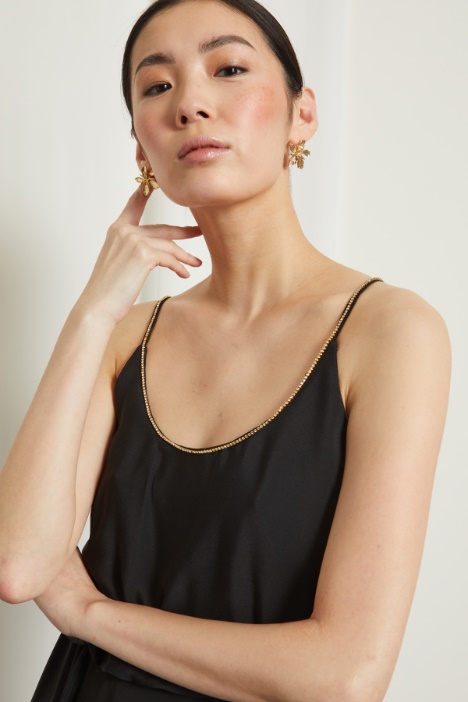 Abito con strass sullo scollo