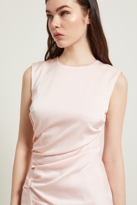 Abito smanicato in raso