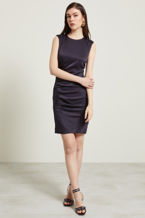 Abito smanicato in raso