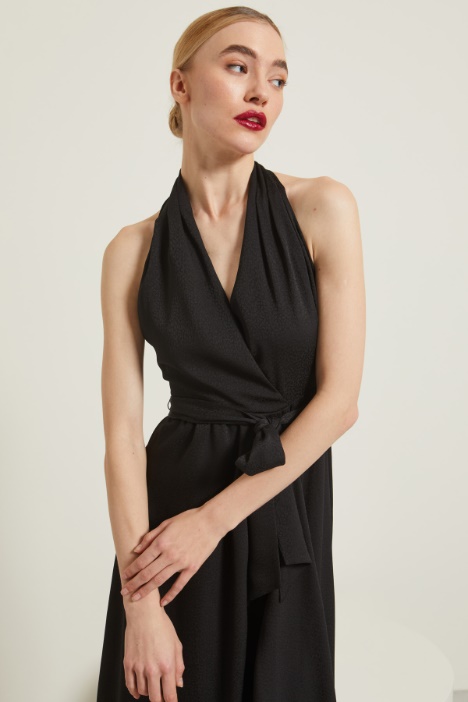 Abito con scollo all'americana