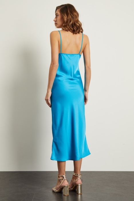 Abito con scollo drappeggiato