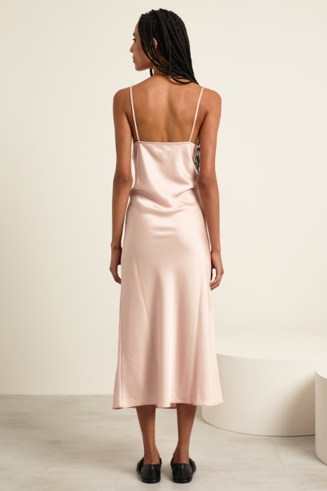 Abito con scollo drappeggiato