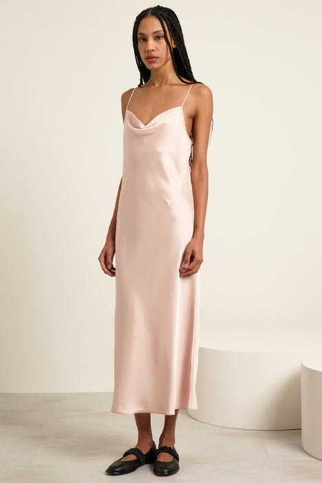 Abito con scollo drappeggiato