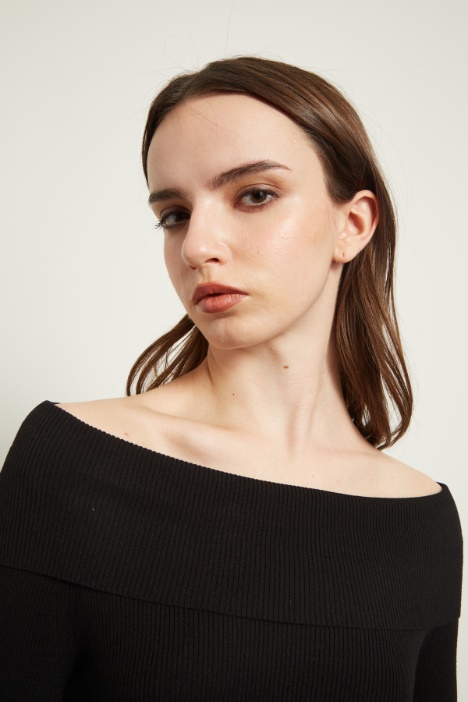 Maglia con scollo ampio