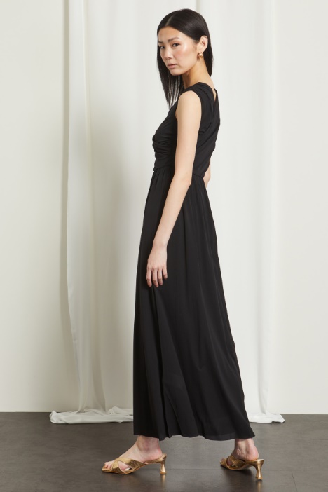 Abito lungo con drappeggi