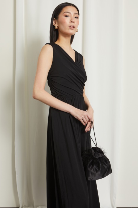 Abito lungo con drappeggi