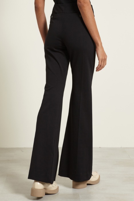 Pantaloni flare con spacchi