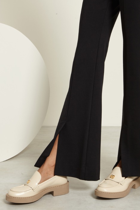 Pantaloni flare con spacchi