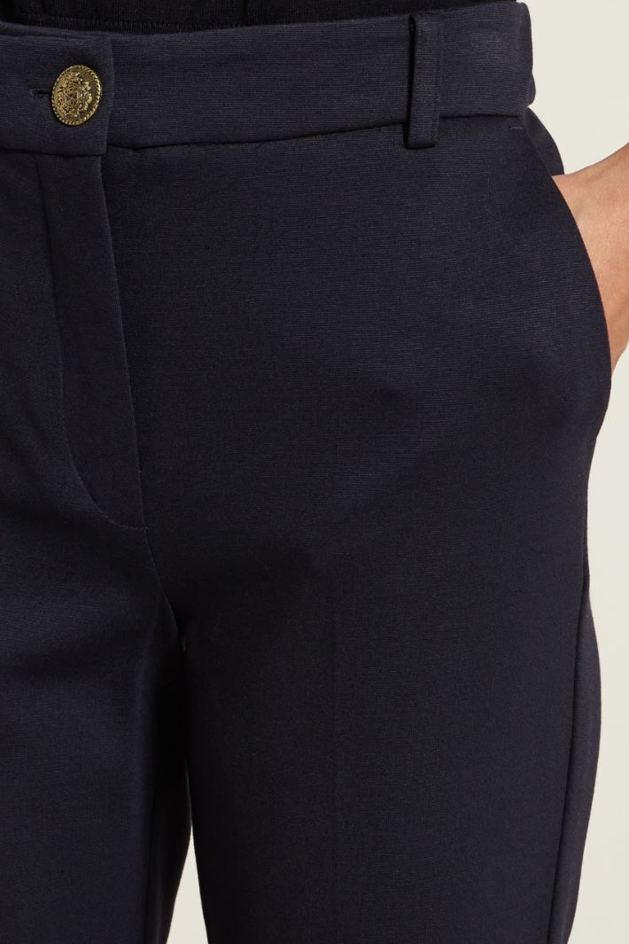 Pantaloni con piega stirata