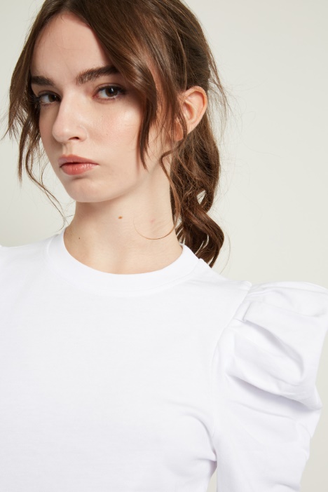 Top con maniche a sbuffo