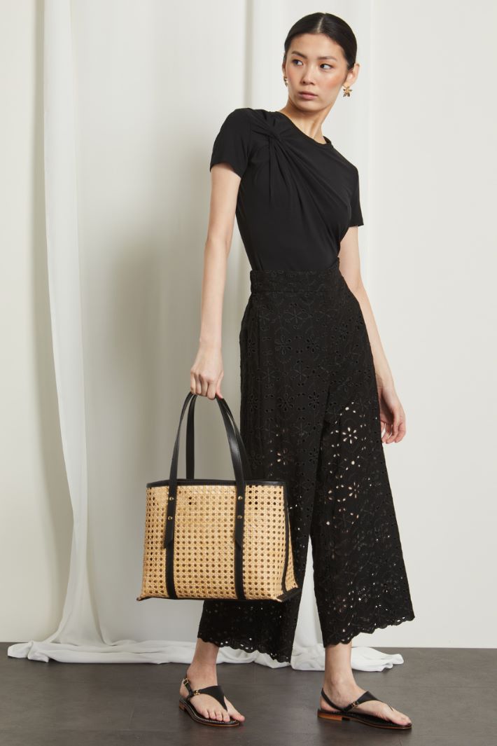 Knot-embellished T-shirt Intrend