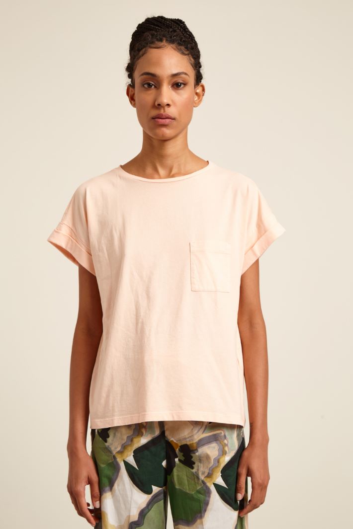 T-shirt con taschino Intrend - 2